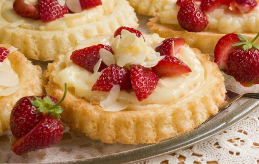 RECEPT DANA: Tortice od badema s jagodama