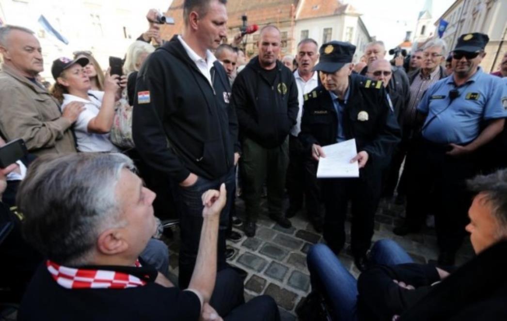  BRANITELJI IZAŠLI PA SE VRATILI U CRKVU: Na pitanje kakav je plan za danas, Glogoški odgovorio ‘ne znam’