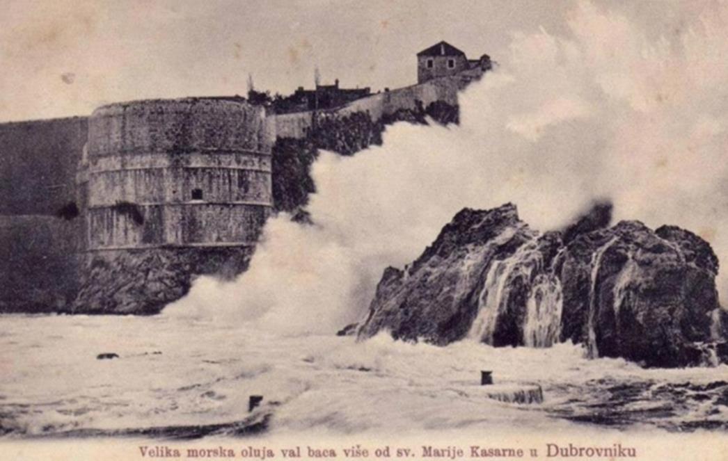 FOTOGRAFIJA DANA: Morska oluja u Dubrovniku baca valove preko zidina
