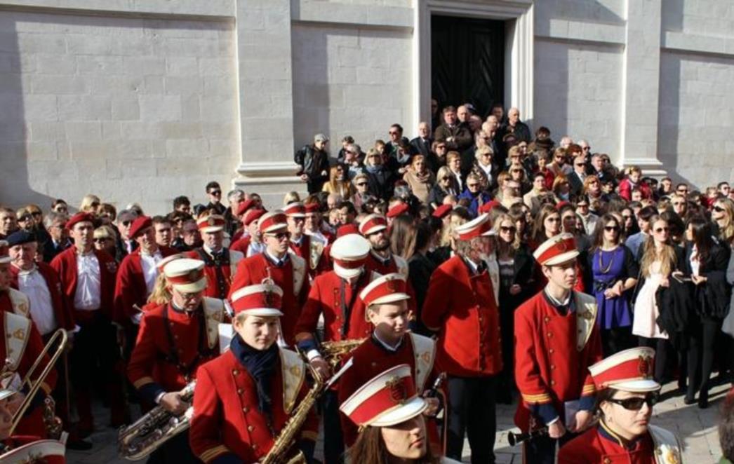 NAZDRAVLJE VAM BADNJI DAN: Tradicionalno kolenda točno u podne! (VIDEO)