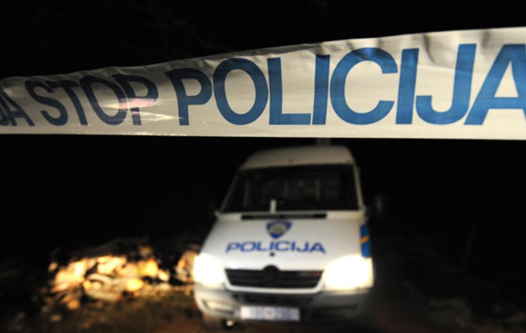 DRAMA NA KUĆNOM BROJU 10 Iz automatske puške pucao prema policajcima