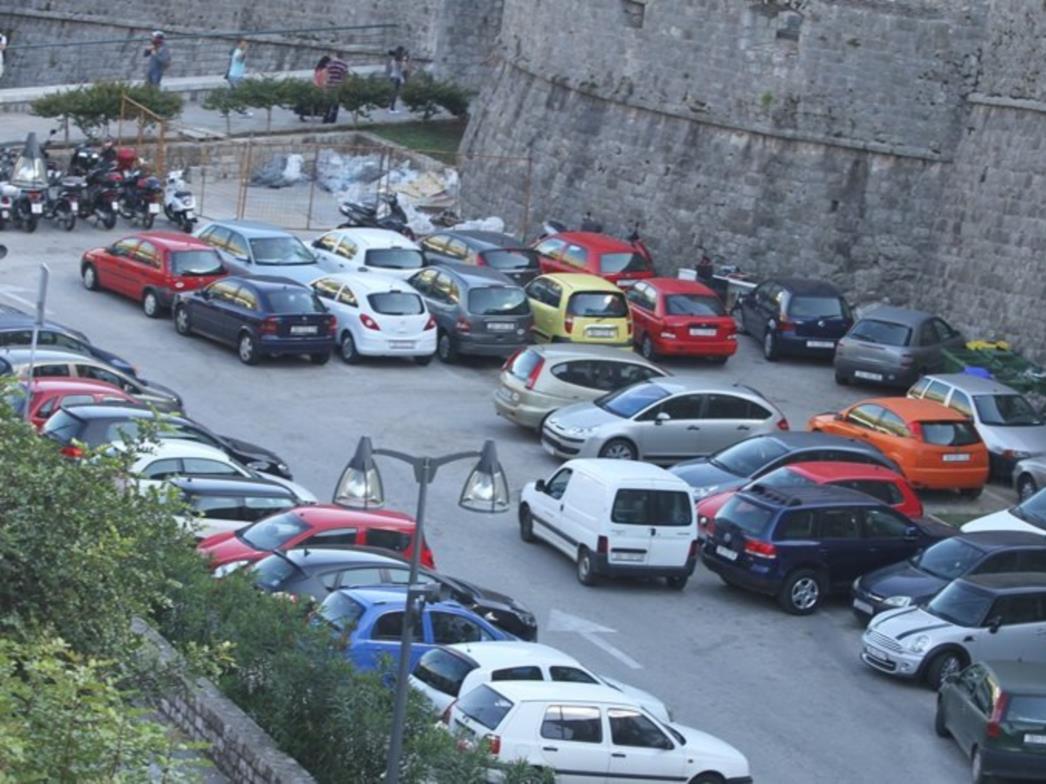 Sanitat najavio uklanjanje osušenih grana na parkiralištu za motore u Tenis-Taboru