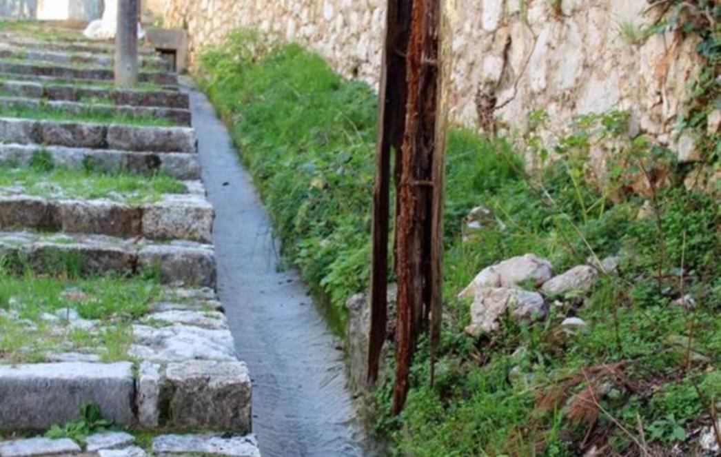 SRAMOTNO: Drveni stup od struje potpuno istrunuo, od nadležnih nikakve pomoći (FOTO) 
