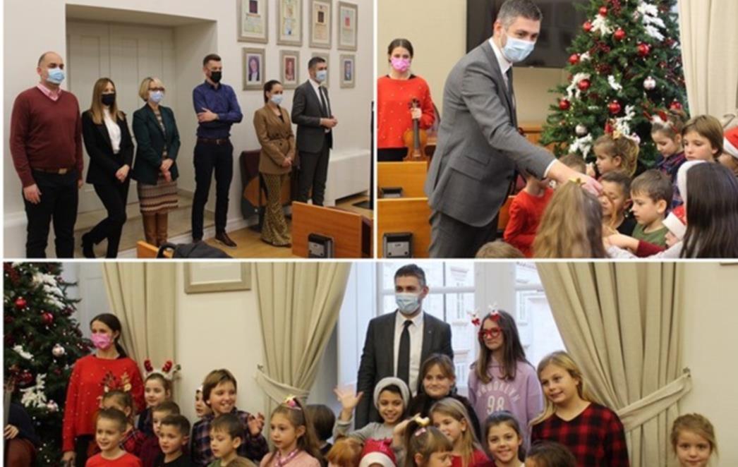 Mali dubrovački kolendari zapjevali božićne pjesme u gradskoj vijećnici