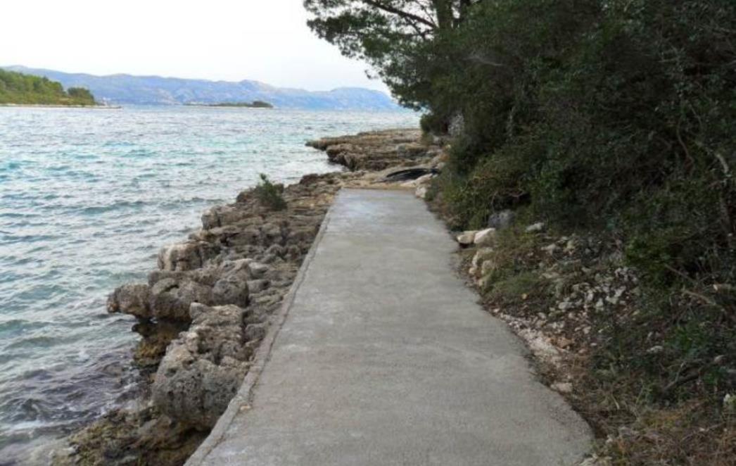 NEVJEROJATNO Općina Lumbarda bespravno gradi betonsku šetnicu uz more
