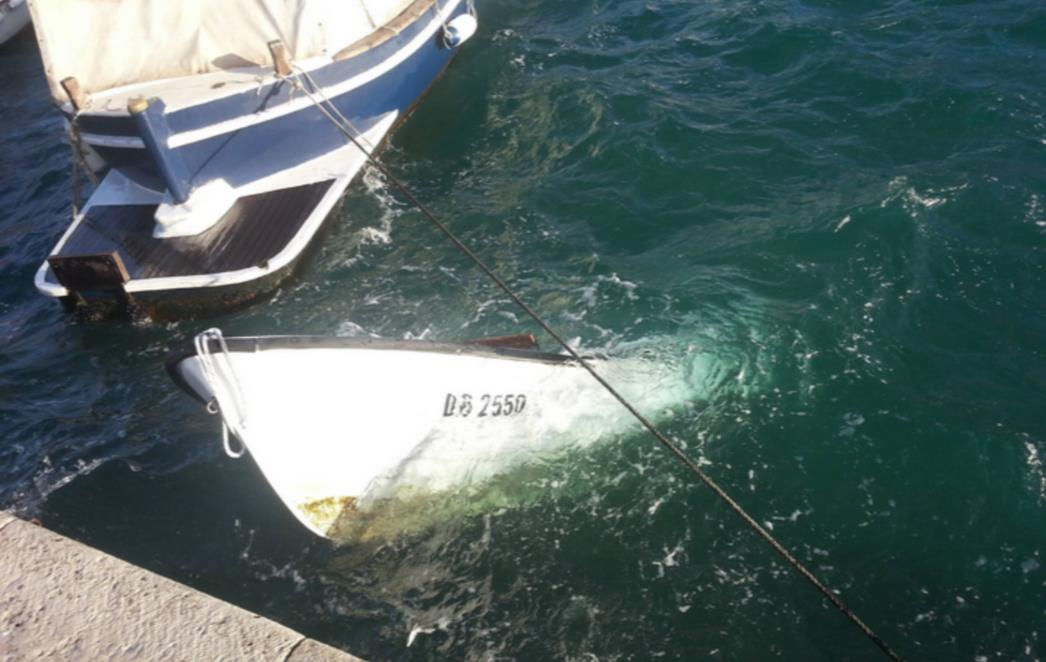 BORBA S BUROM: Potonula barka na Lapadskoj obali  (FOTO)