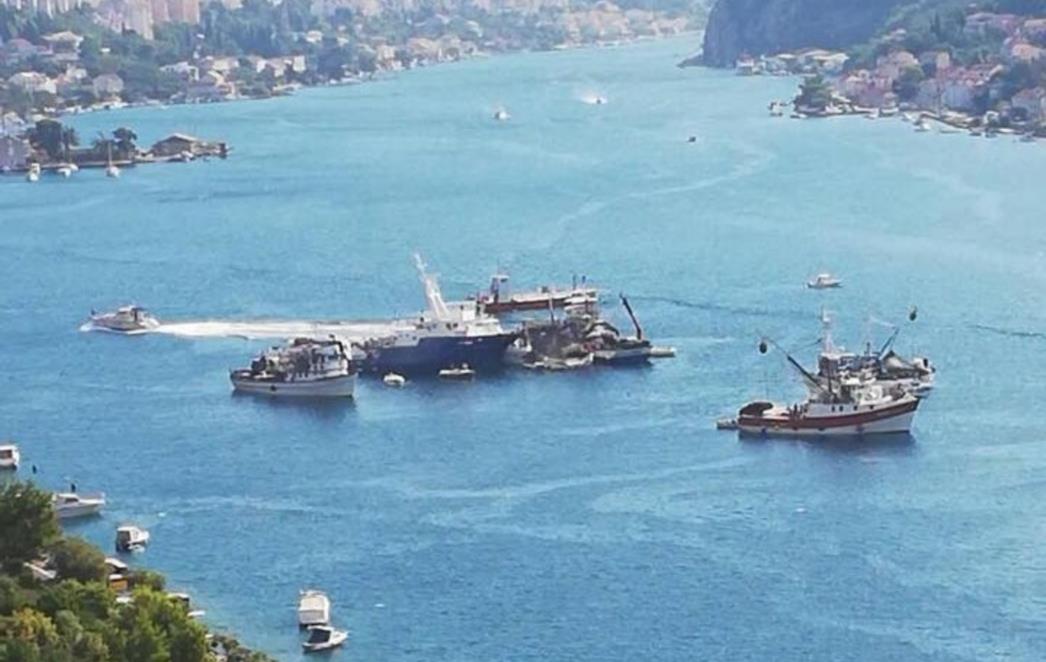 GASILI JE VATROGASCI I LJUDI S OKOLNIH PLOVILA Zapalila se koća kod Sustjepana (FOTO/VIDEO)
