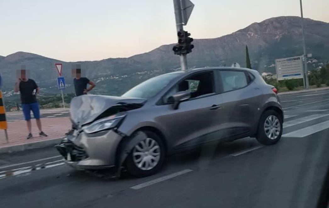 PROMETNA NESREĆA Sudar dvaju vozila u Župi, jedna osoba ozlijeđena (FOTO)