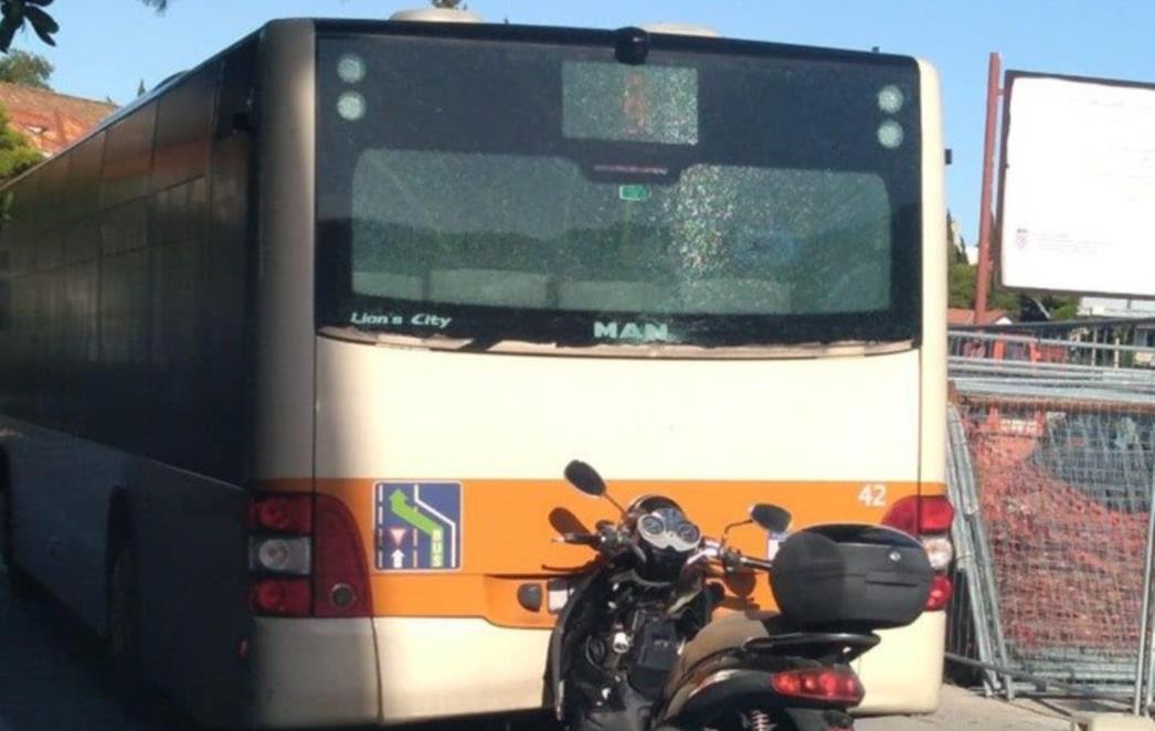 NE MOŽETE PREKO LAPADSKE OBALE! Sudarili se autobus i motocikl, motociklist zatražio liječničku pomoć