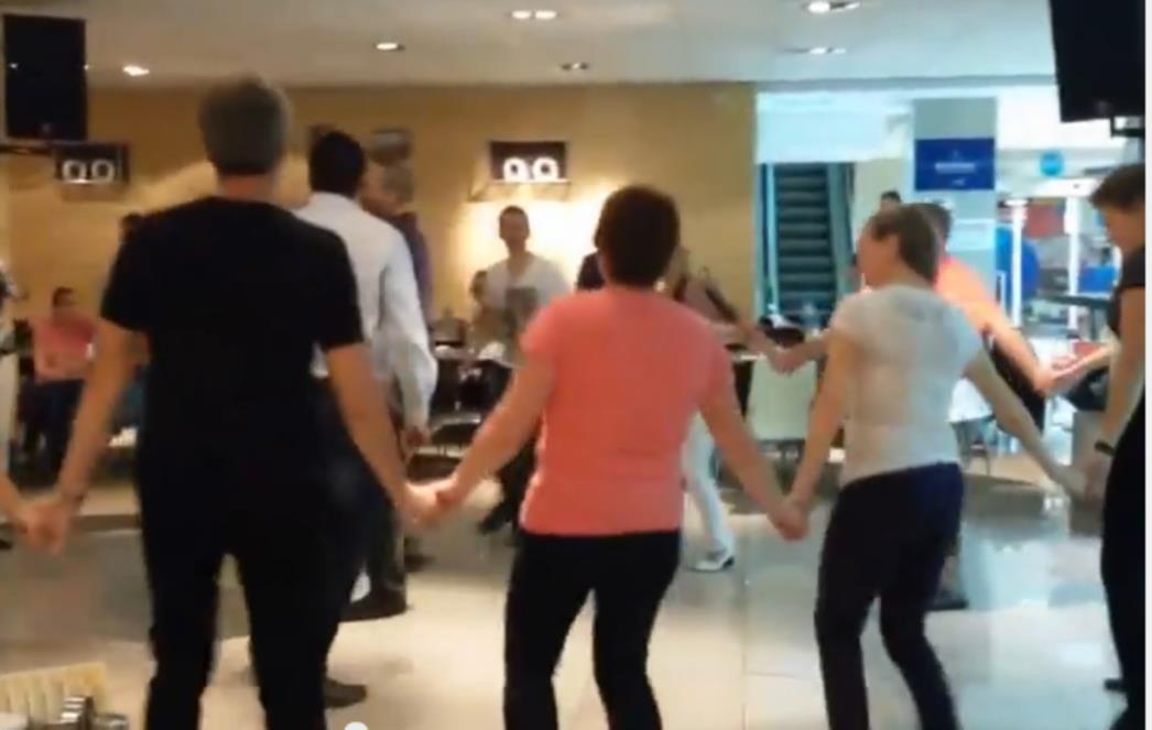 (VIDEO) Srbi raspalili kolo uz veliki hit AC/DC