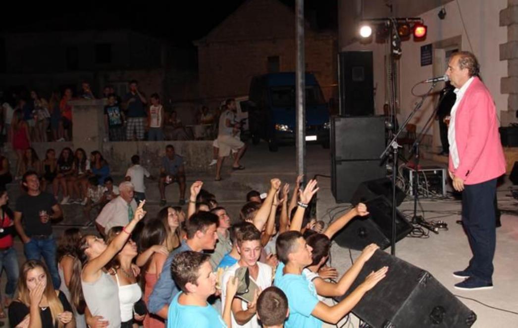 SVETA ANA NA BRGATU: Uz Mladena Grdovića do zore (FOTOGALERIJA)