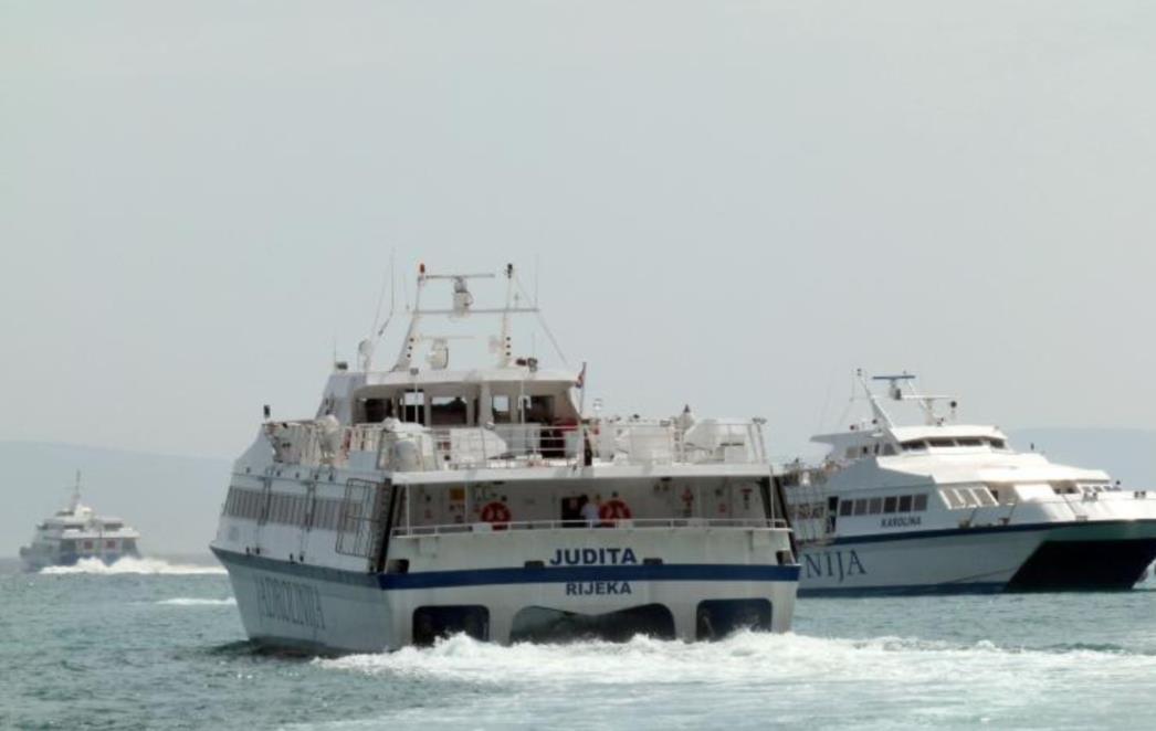 Snijeg otežava promet u unutrašnjosti, vjetar na Jadranu, ne plove katamarani