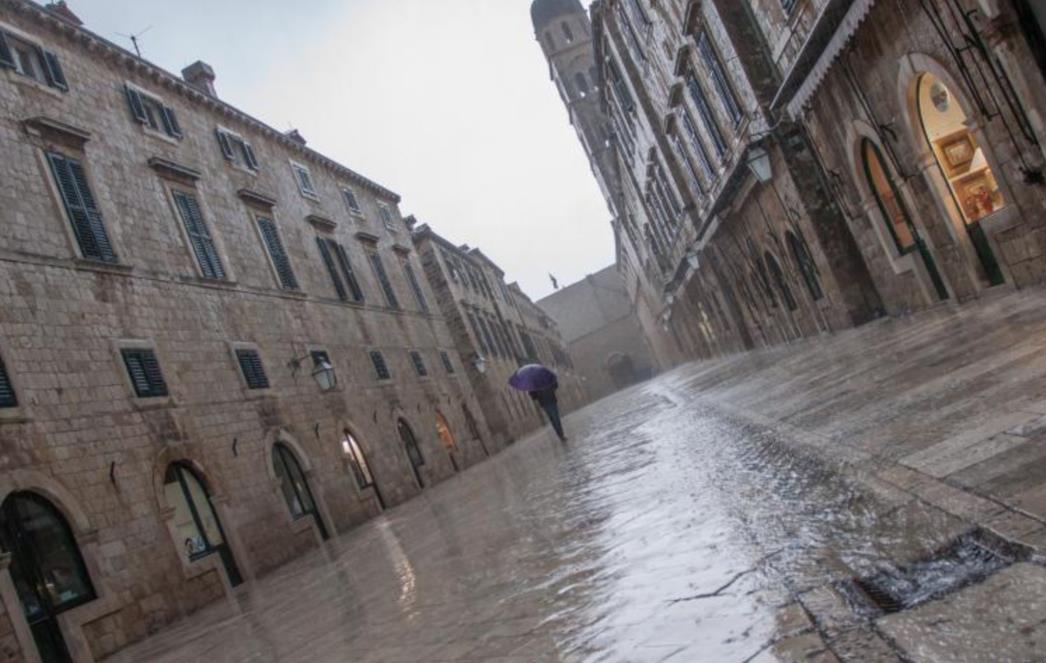 STIGLA CIKLONA DANIJELA! Obilna kiša i olujno jugo na Jadranu, u Dubrovniku visokih 15 stupnjeva!