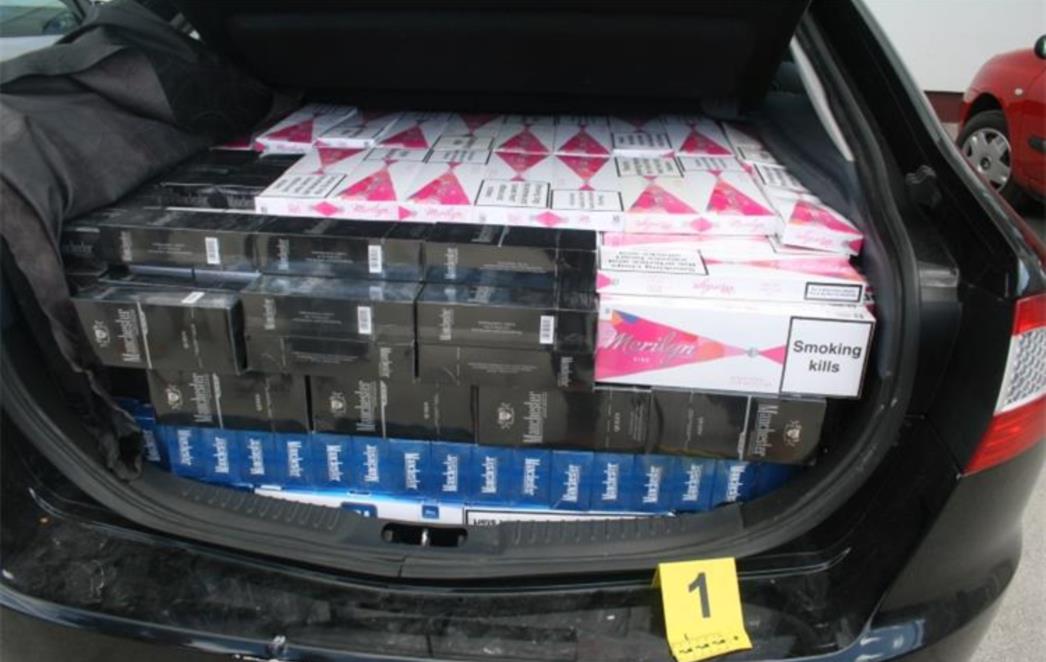 U vozilu pronađeno 6497 kutija cigareta