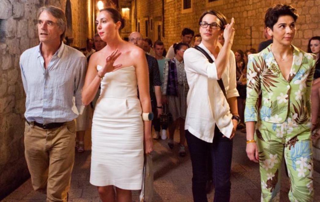 Jeremy Irons u društvu Emine Ganić i Borne Raić prošetao Stradunom (FOTOGALERIJA)