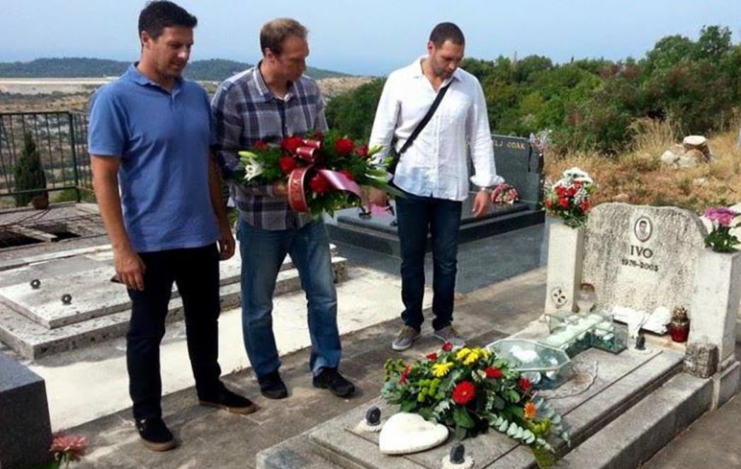 Delegacija Juga položila cvijeće i svijeće na grobu Iva Ivaniša 
