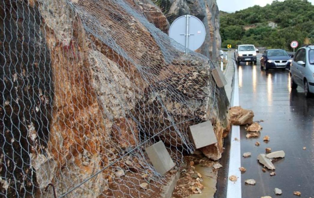 UPOZORENJE ZA VOZAČE: Poledica u Konavlima i Dubrovniku, odron kamenja u blizini Majkova i Sustjepana!