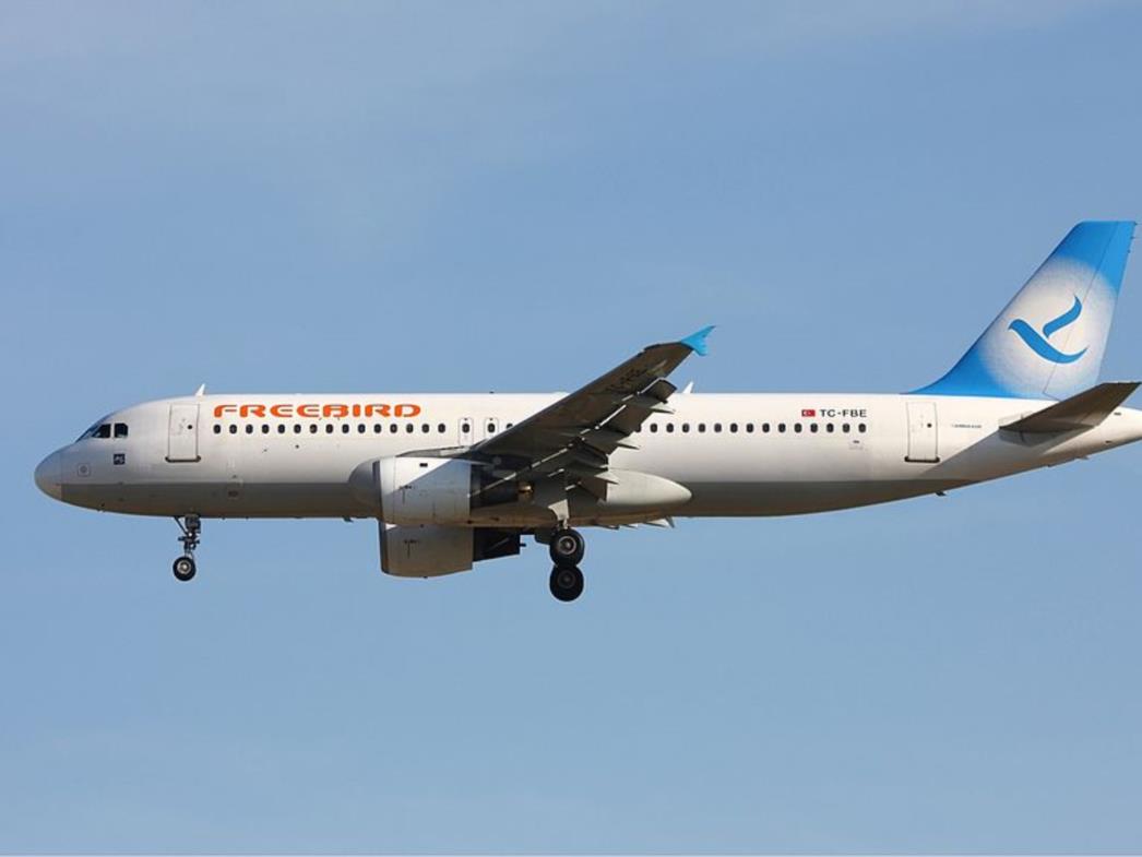 MINI SUDAR U ZRAKU: Avion na Freebirdovom letu se vratio u Čilipe