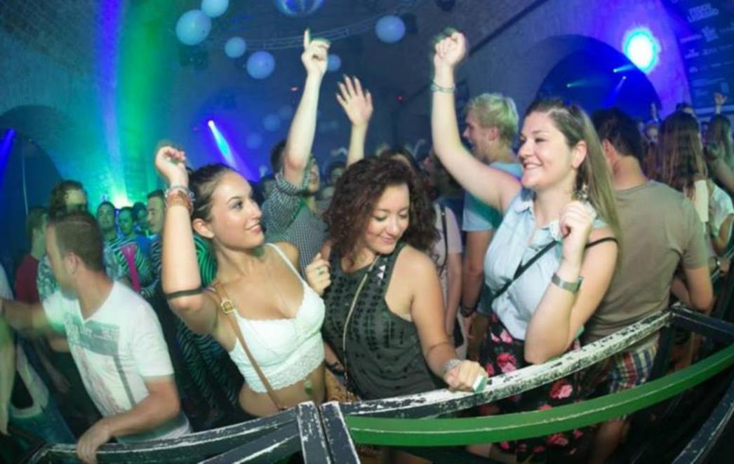 VOLE JE I ŽENE! Pogledajte kakvu atmosferu je  napravila DJ Lia u Revelinu /FOTOGALERIJA/