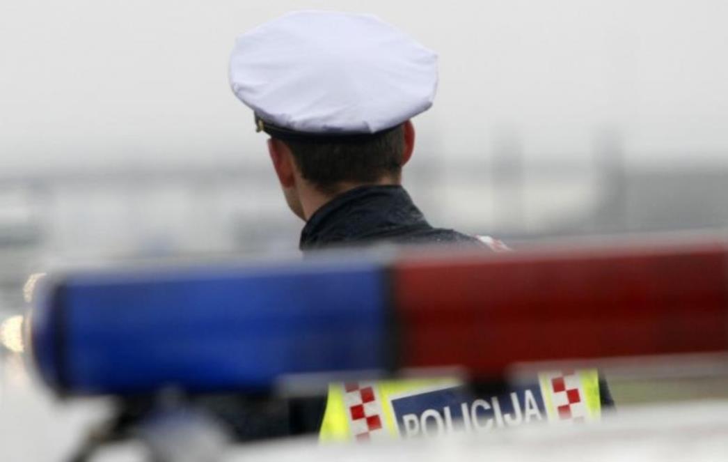 Vozio moped zabranjenim smjerom, sudario se s policijskim motociklom i pobjegao!