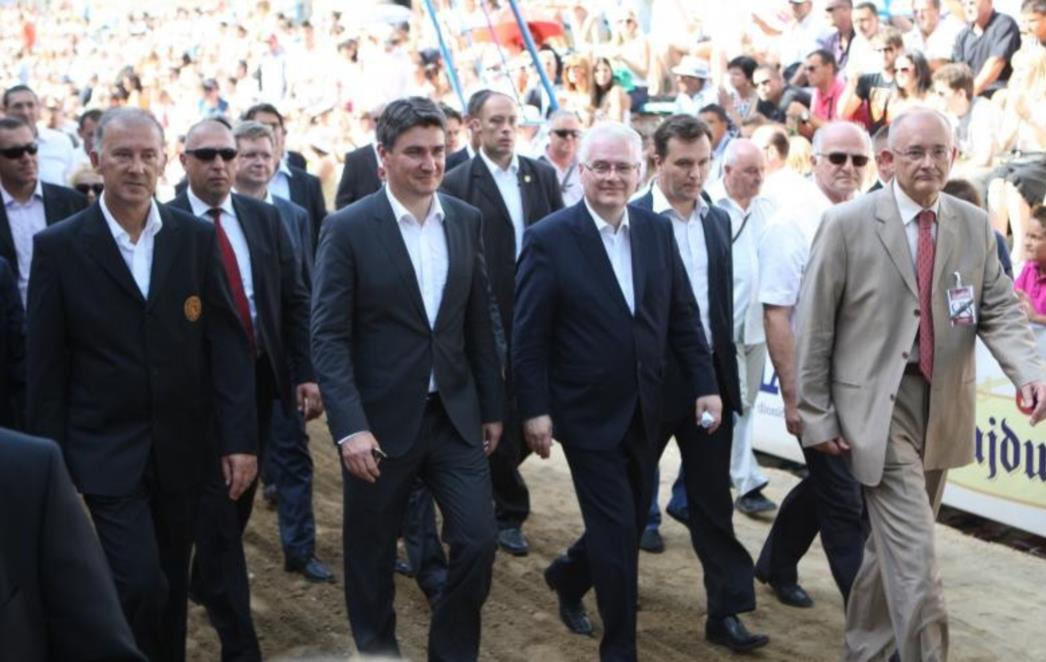 Osiguranje od šestgodišnjaka tražilo da skine kapu HOS-a da ne bi zasmetala Josipoviću i Milanoviću