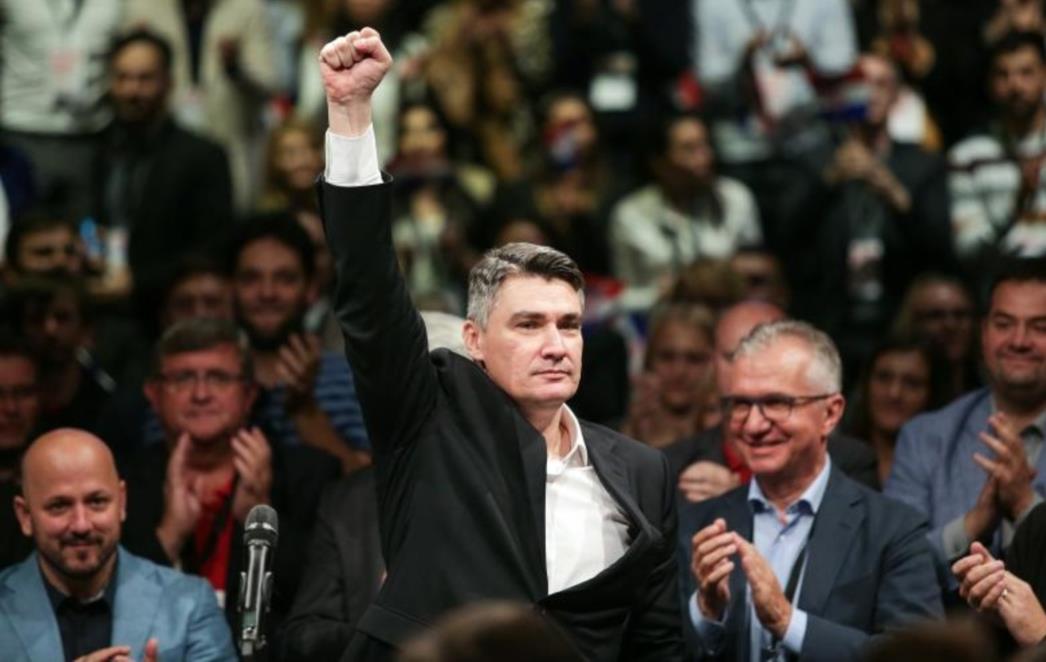 BAL VAMPIRA: Drug Milanovic podignutom  'pesnicom' pozvao drugarice i drugove da krenu za njim