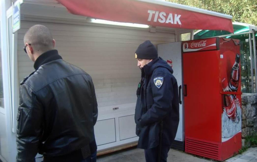 PLJAČKA NA VOJNOVIĆU: Provaljeno u Todorićevu trafiku (FOTO)