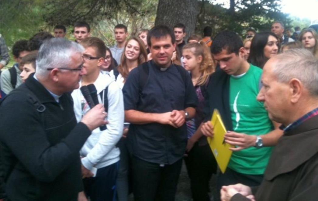 MNOŠTVO MLADIH KRENULO IZ ORAŠCA: Počeo prvi planinarski križni put (FOTOGALERIJA)