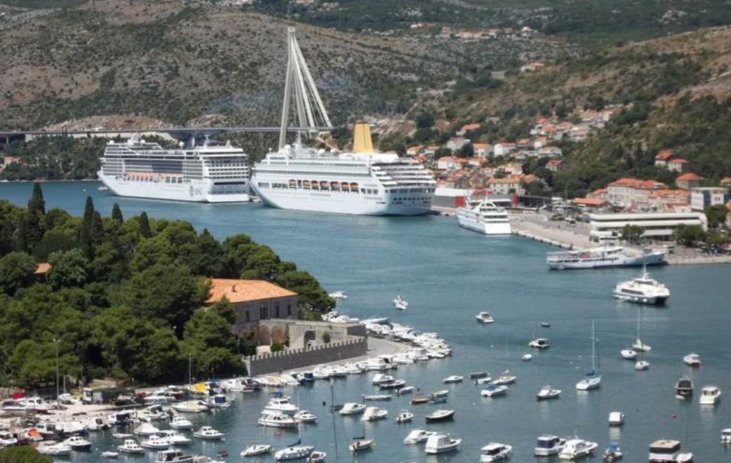 PRIJEPORI OKO KRUZING TURIZMA: Je li Dubrovnik 'pregažen' turistima koji eventualno popiju kavu na Stradunu?
