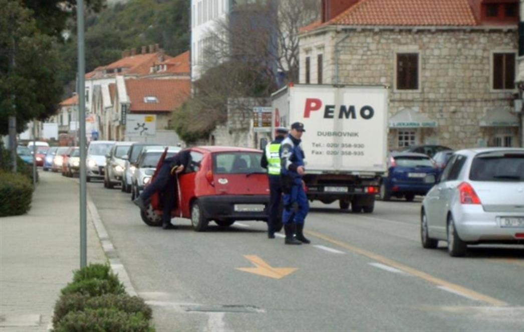 Sudar kod Luke Gruž, udar Fiata i Mercedesa (FOTO)﻿