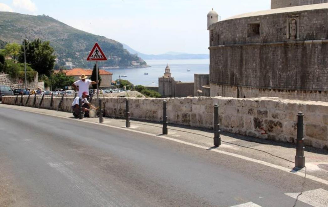 DIVLJAŠTVO: Kraj stare gradske jezgre Dubrovnika polomili desetak automobila 