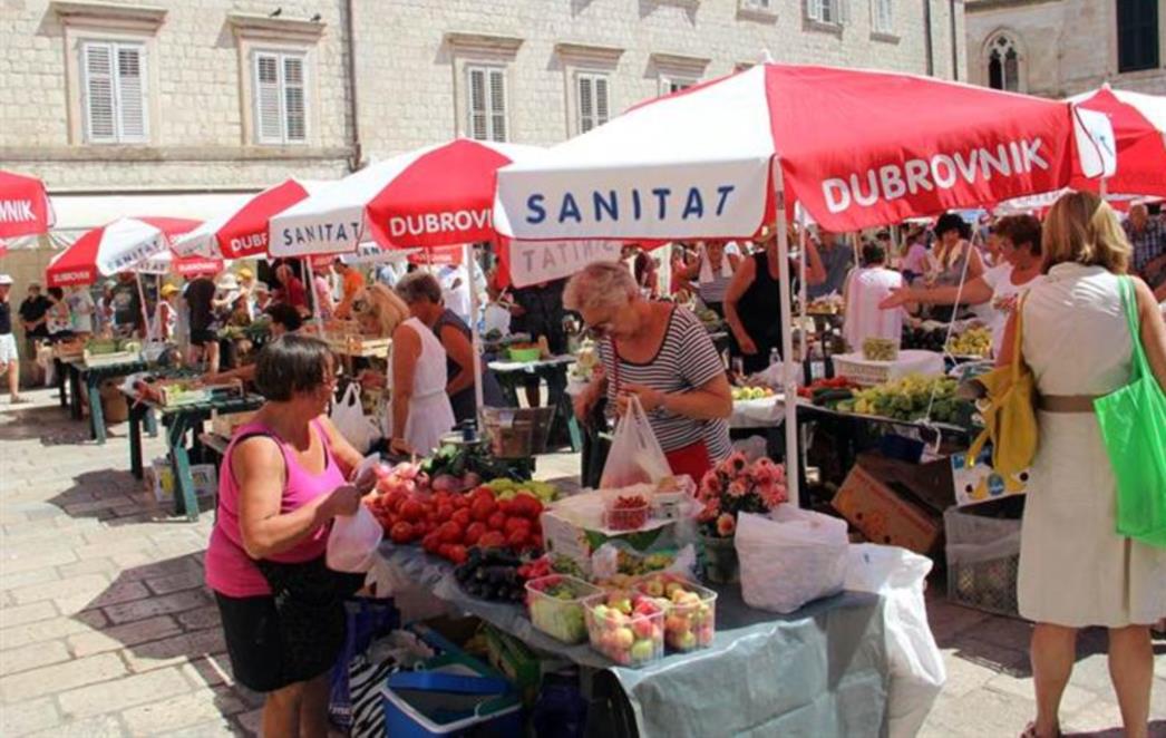 FISKALIZACIJA NA DUBROVAČKOJ PJACI: Rijetki su  postavili kase, inspektori već obišli štandove (FOTO)