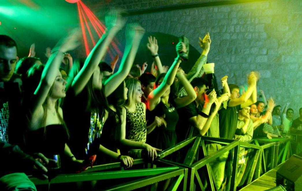 ODLIČNA ZABAVA UZ JOLU: U Revelinu se plesalo do zore  (FOTOGALERIJA)