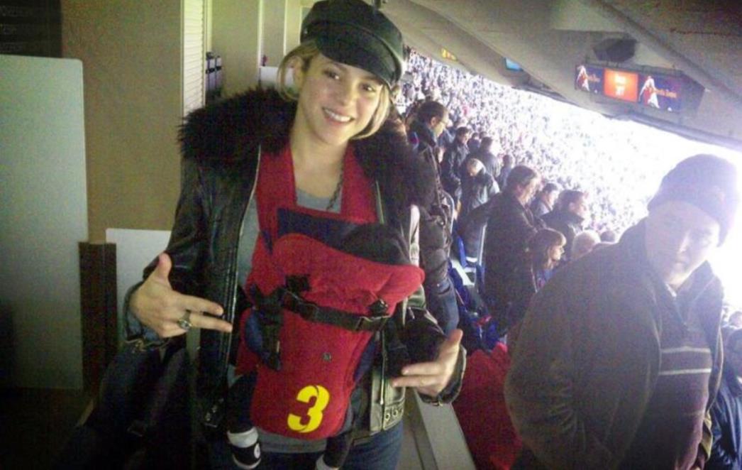 Shakira i sin Milan bodrili Piquea na stadionu