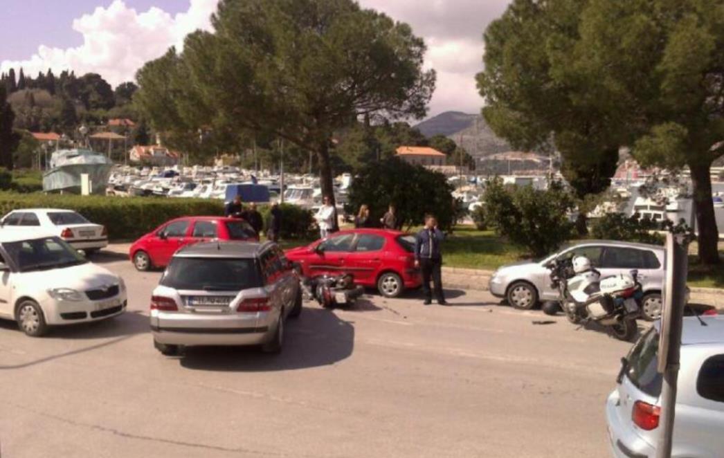 Sudar kod Robne kuće Minčeta: Sudar motocikla i osobnog vozila, jedan ozlijeđeni