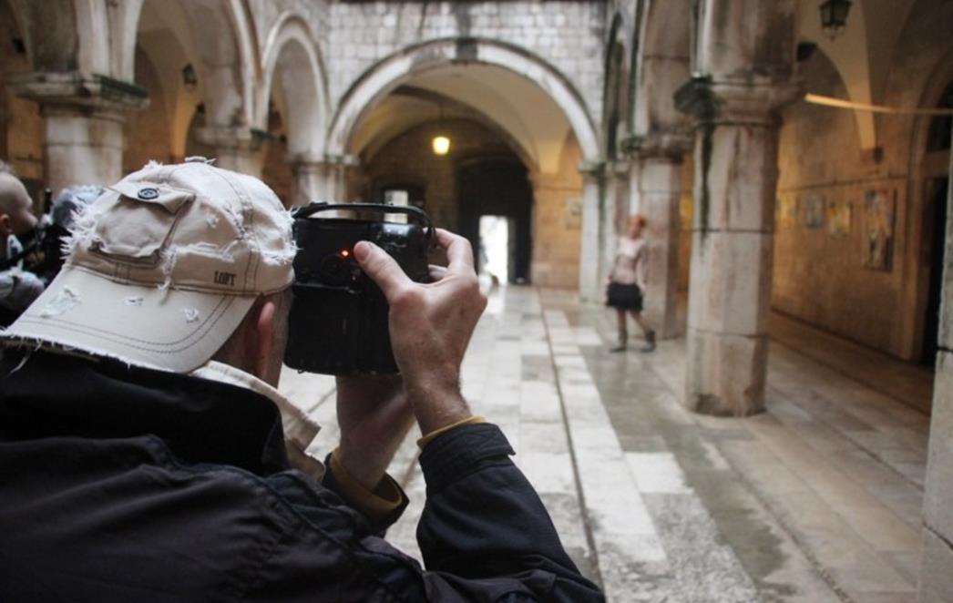 Fotografirali su golu ženu u dubrovačkoj crkvi, biskup Uzinić najavio tužbe
