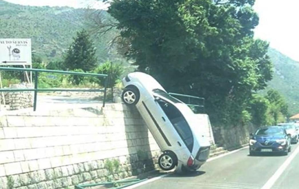 Automobil se otkočio, probio ogradu i visio sa zida u Platu (FOTO)
