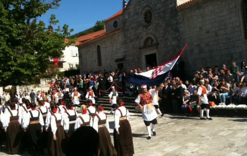 Dubrovačka mladež HDZ-a u posjetu Blatu na Korčuli (FOTO)
