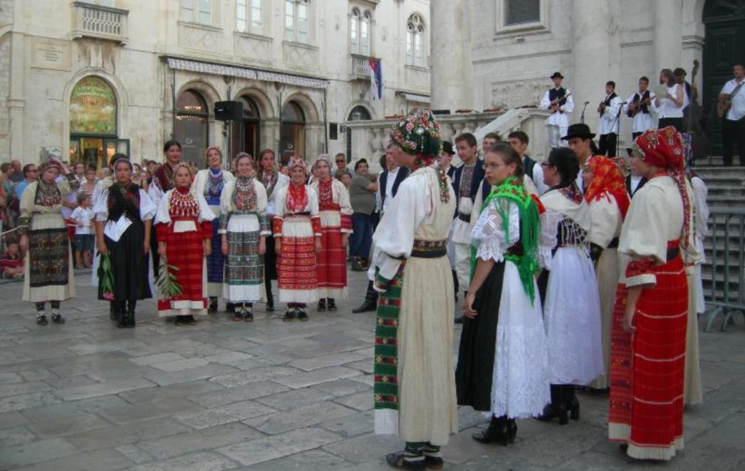 Hrvati iz Chicaga pjesmom i plesom na Stradunu (FOTO)
