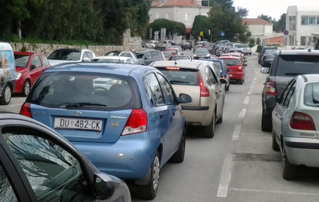 OPET PROMETNI KOLAPS U DUBROVNIKU: Kolona bez kraja na Vojnoviću (FOTOGALERIJA)
