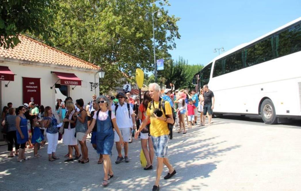UNATOČ LANCIMA, PILE PUNE AUTOBUSA: Nema zime za Dubrovnik (FOTOGALERIJA)