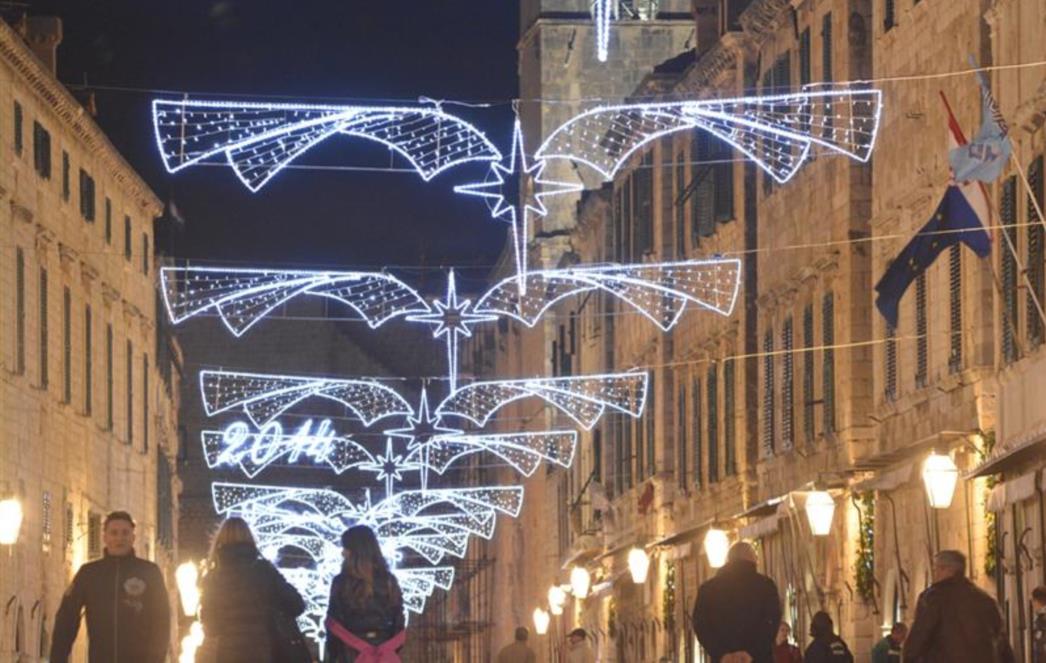 NAJLJEPŠI JE NOĆU: Dubrovnik 'obukao' božićno ruho (FOTO)