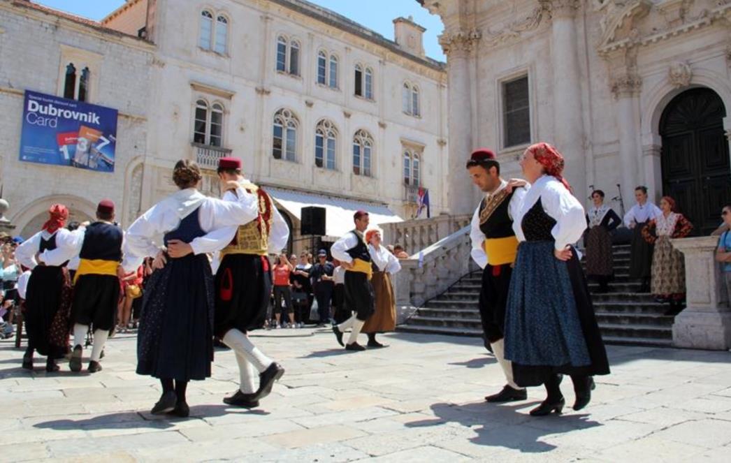 LINĐO I KLAPE NA STRADUNU: Tisuće turista 'okupiralo' Dubrovnik (FOTOGALERIJA)