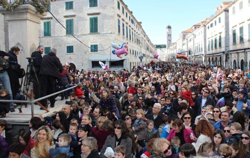 (VIDEO) 'Mala Nova godina', Stradun nikad puniji (FOTO)