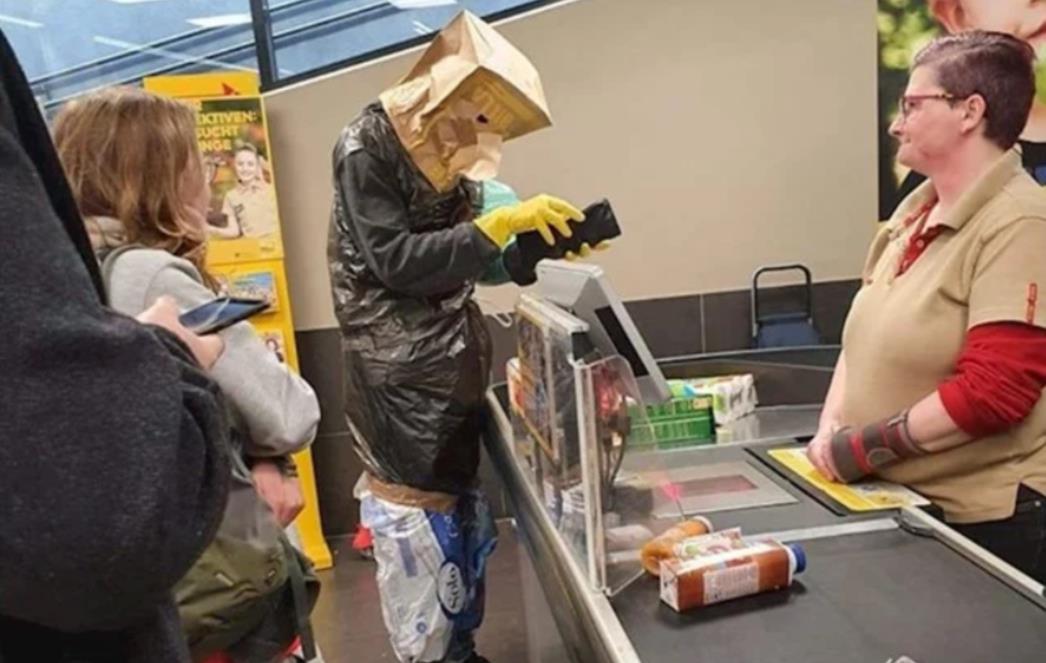 KUPCI GA GLEDALI I ČUDILI SE Napravio ga na svoj način: Ušao u supermarket u improviziranom zaštitnom odijelu (FOTO)