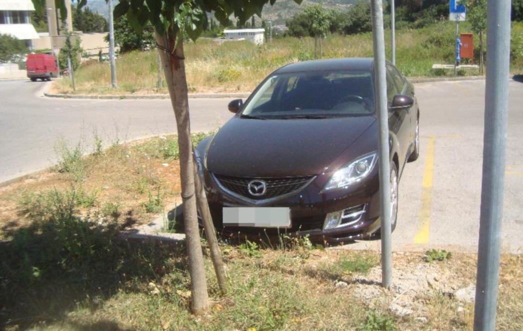 Parkiraj se gdje god možeš (FOTO)