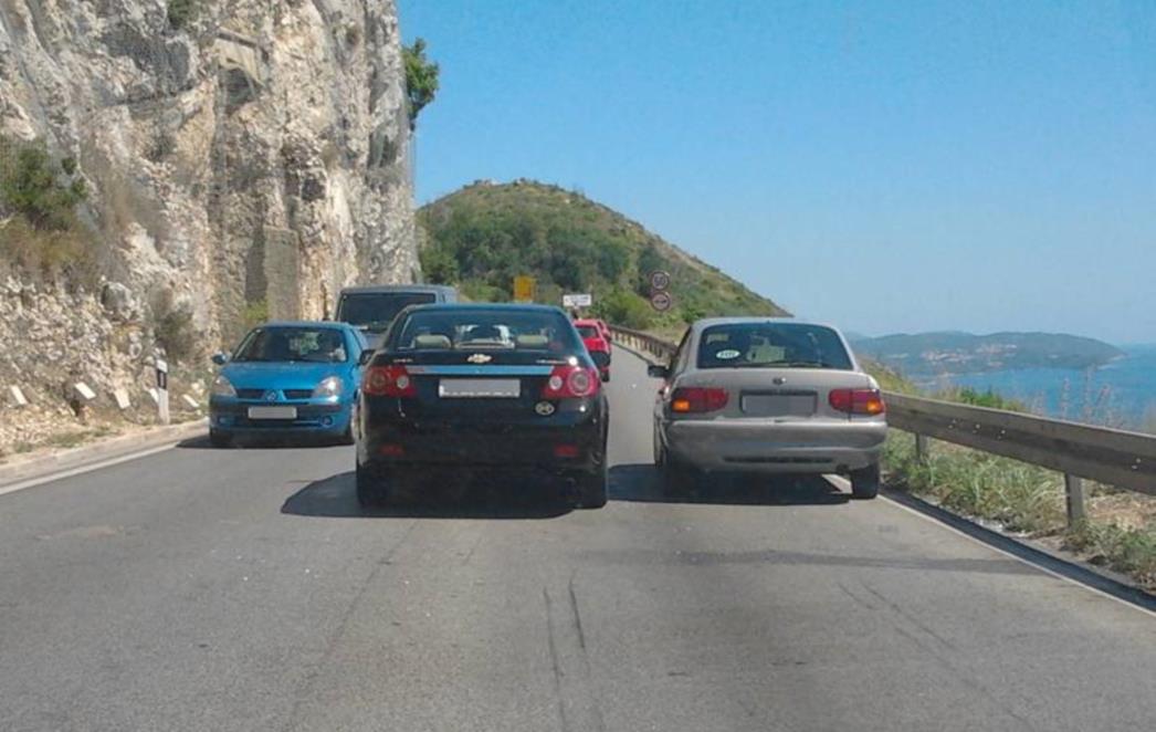 Oštećeni automobil kod Dubca stvarao kolone do vidikovca