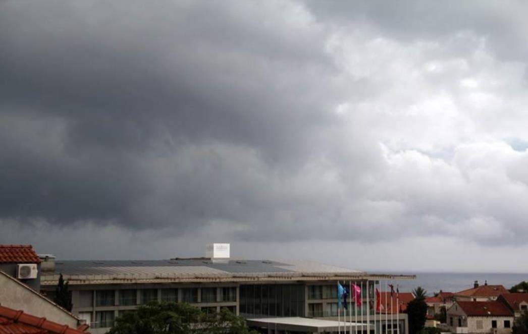 Nevrijeme poharalo Hrvatsku, vjetar nosio krovove i rušio stabla!