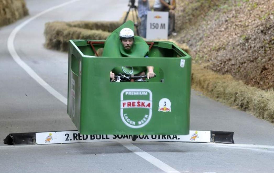 FOTO: Bolidi sa svinjama i šeicima okupirali Tuškanac