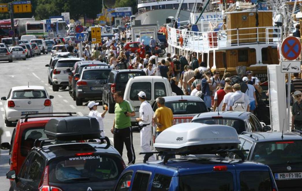 Split oborio rekod broja putnika, zbog gužvi autobusi iz Dubrovnika kasne po pola sata